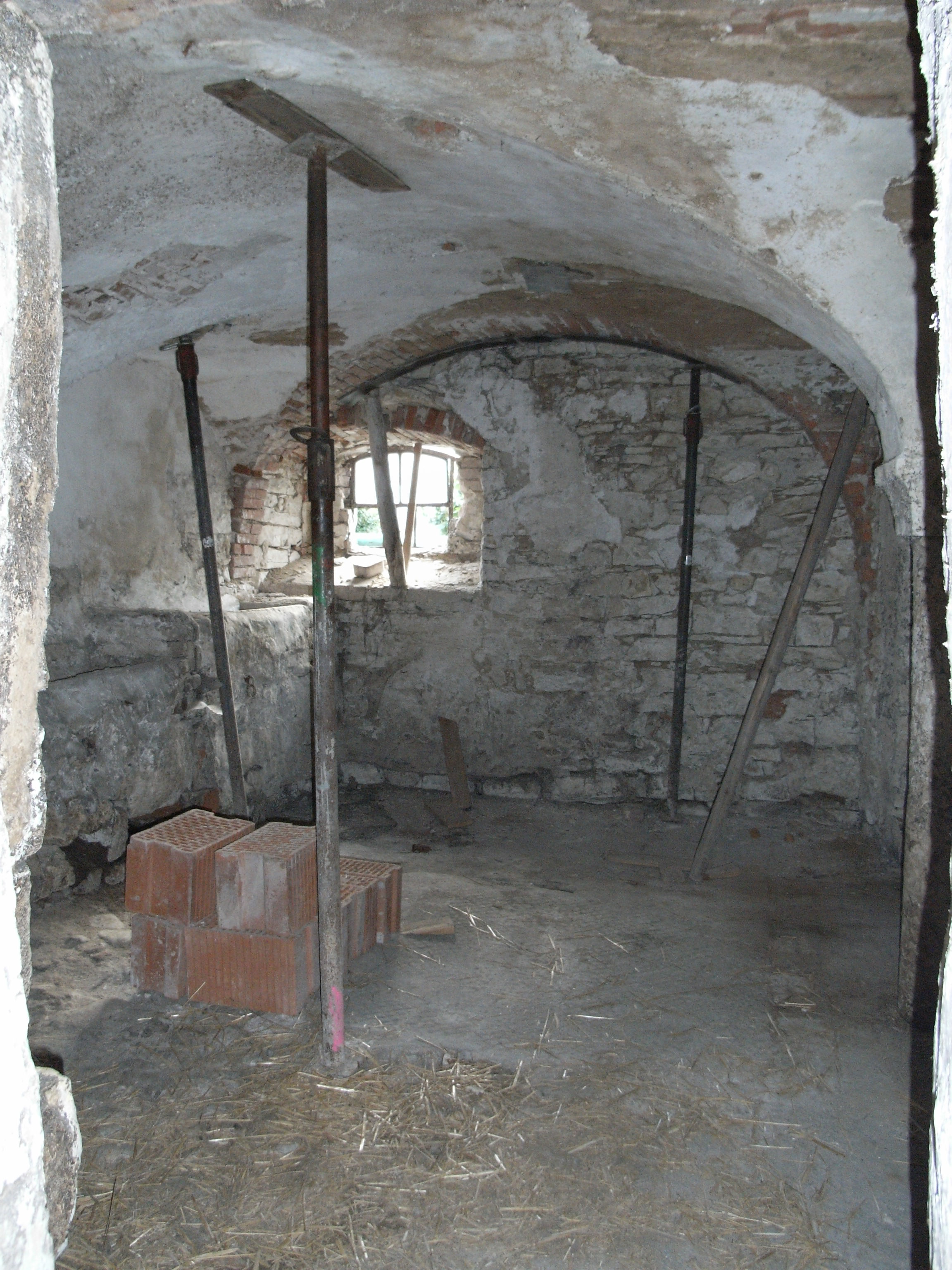 Zustand des Gewölbes im Steinstadels vor der Sanierung